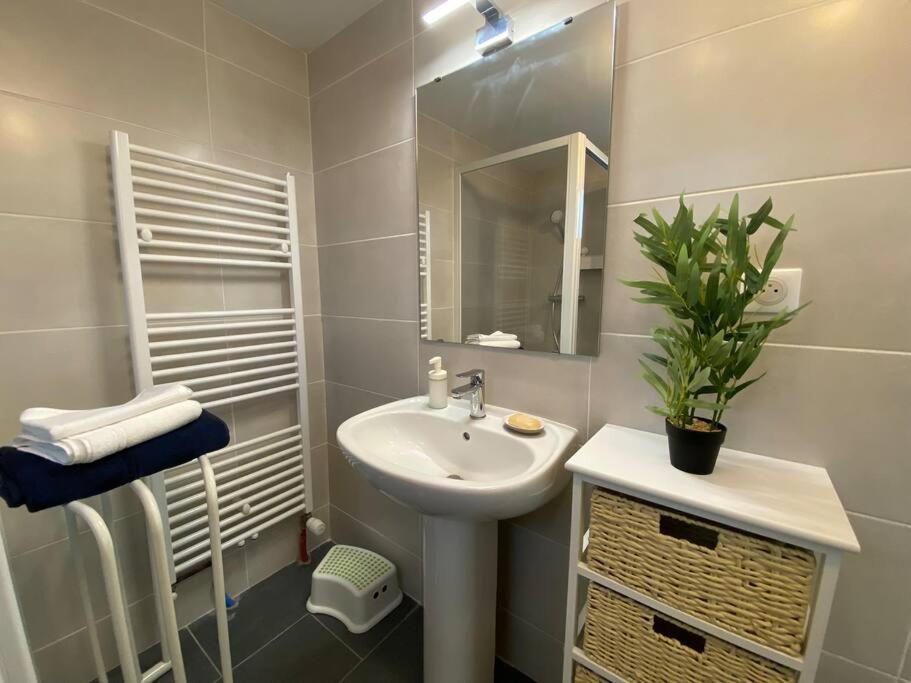 Maison De Charme - 4 Chambres - Courette & Parking Gratuit أميا المظهر الخارجي الصورة